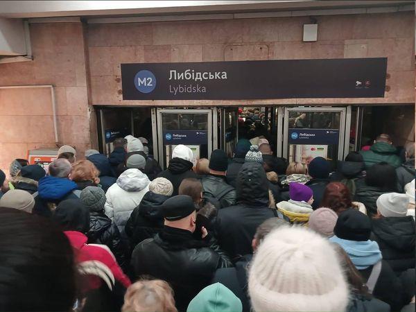 Станция "Лыбидская", которая является транспортным хабом Киева, забита пассажирами 