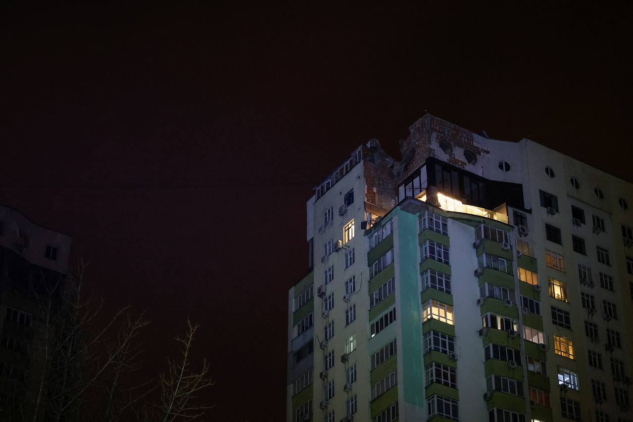 Наслідки нового удару по Києву. Фото: REUTERS