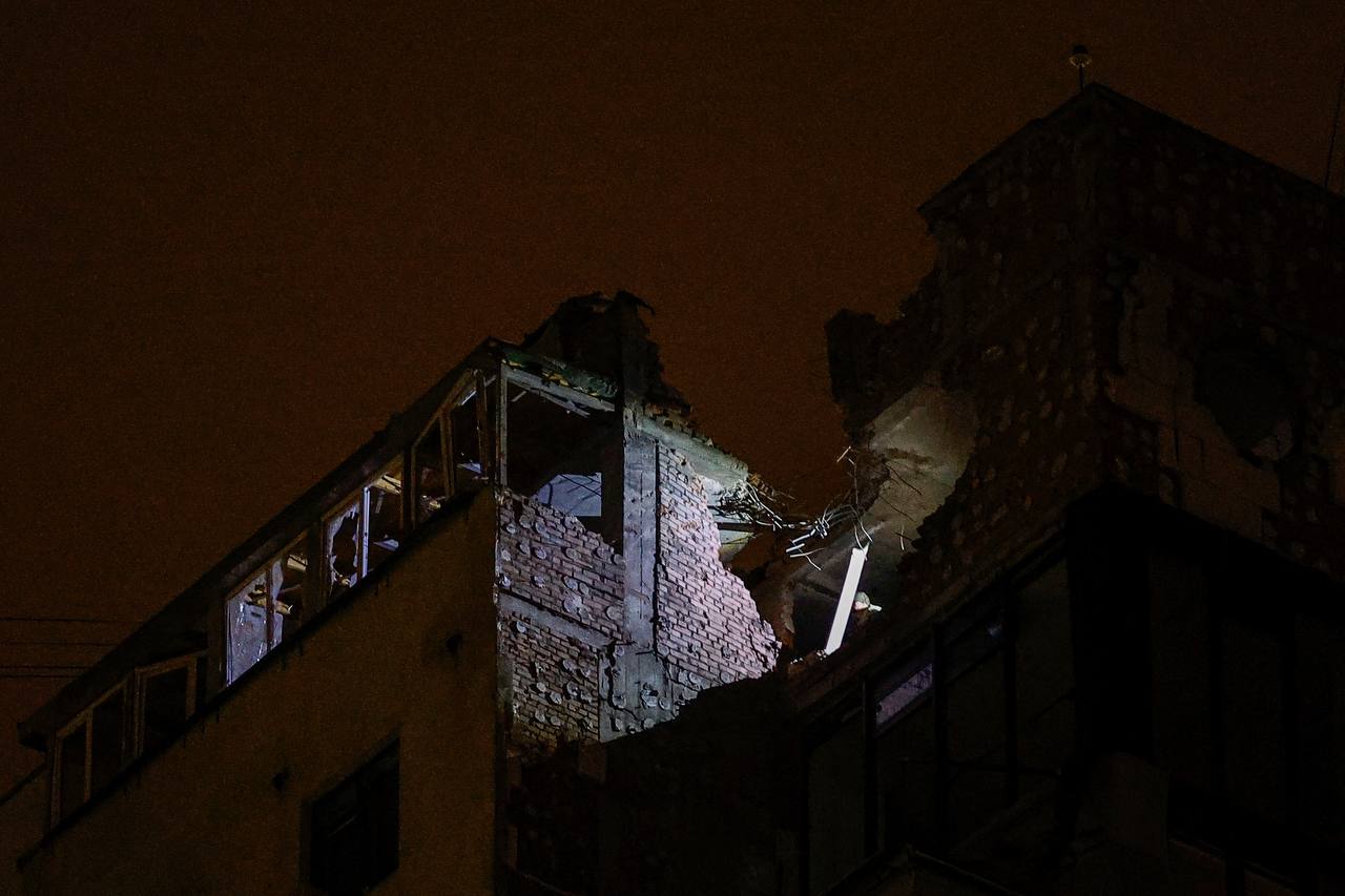 Наслідки нового удару по Києву. Фото: REUTERS