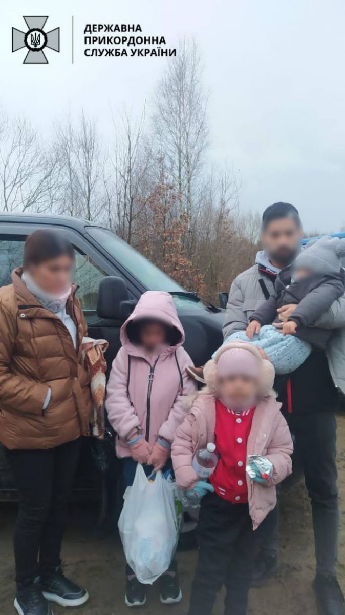 Прикордонники затримали мігрантів, які намагалися прорватися до ЄС, фото: ДПСУ