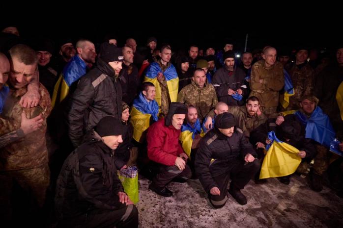 Первые кадры возвращения украинских бойцов из плена опубликовала СБУ