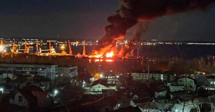 Уничтожение российского десантного корабля «Минск». Фото: Telegram-каналы