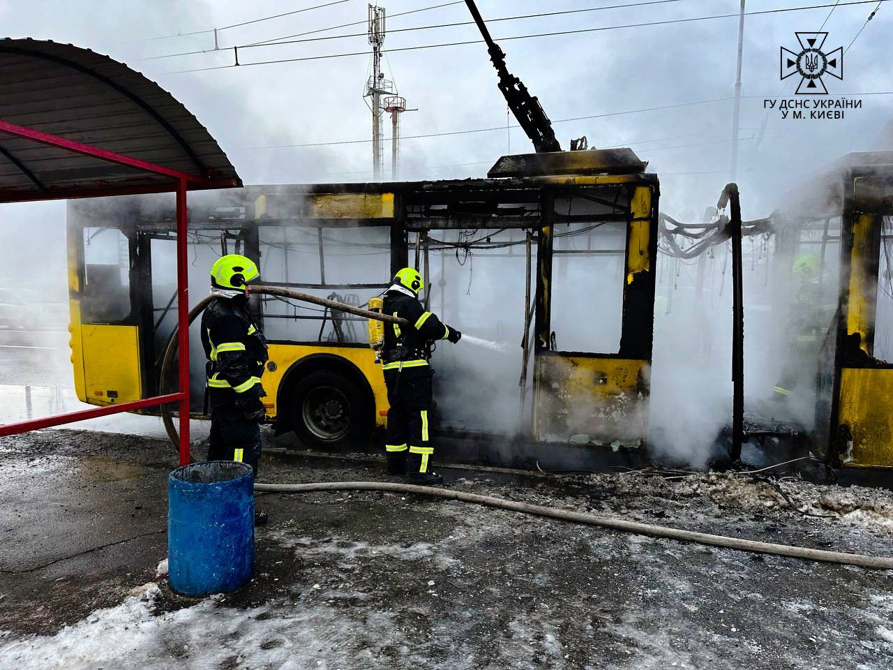 Тролейбус з пасажирами загорівся у Києві. Фото: ДСНС