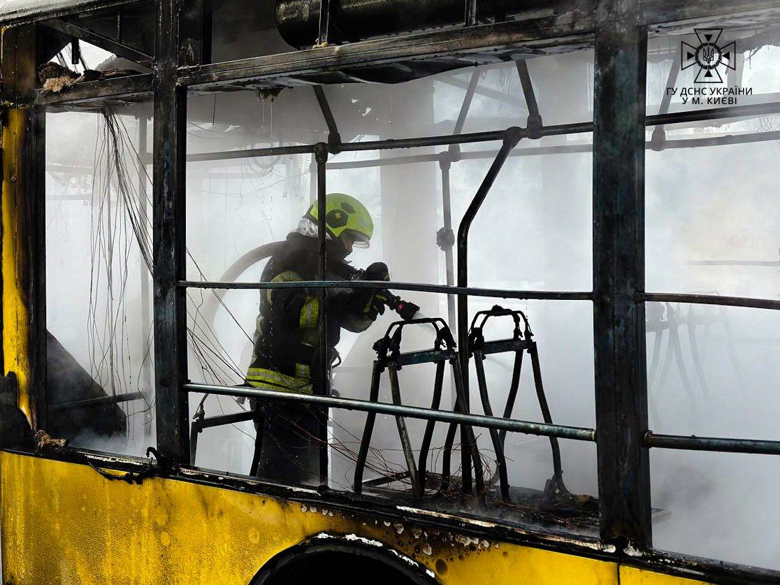Тролейбус з пасажирами загорівся у Києві. Фото: ДСНС