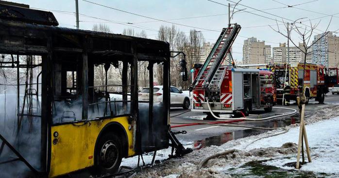 Троллейбус с пассажирами загорелся в Киеве. Фото: ГСЧС