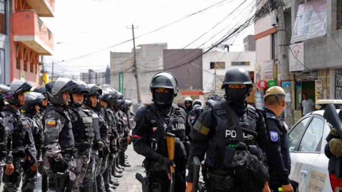 Хаос в Эквадоре - армия унимает вооруженные картели, которые захватили заложников и стреляют на улицах страны