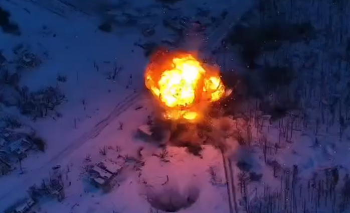 Штурми у Серебрянському лісі - пекельне відео знищення російського танку FPV-дронами