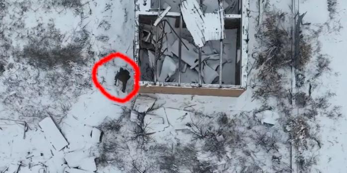 Российские захватчики пытаются спрятаться от беспилотника, скриншот видео