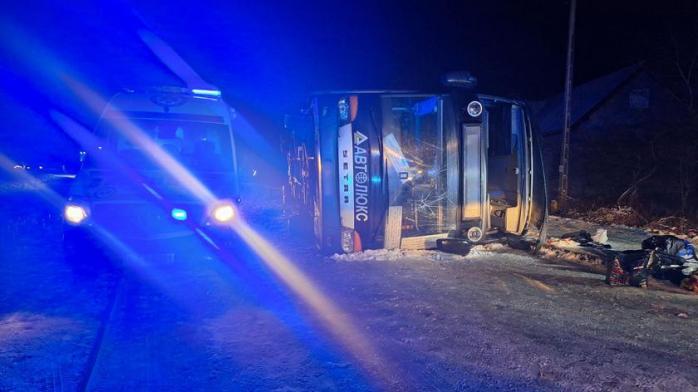 У Польщі на слизькій дорозі перекинувся рейсовий автобус з 61 українцем
