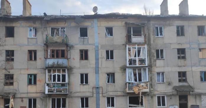 Российские захватчики сбросили на жилой квартал Торецка Донецкой области управляемую авиационную бомбу. Пострадали две женщины. А из системы «Ураган» враг обстрелял село Цукурино, погибла пенсионерка