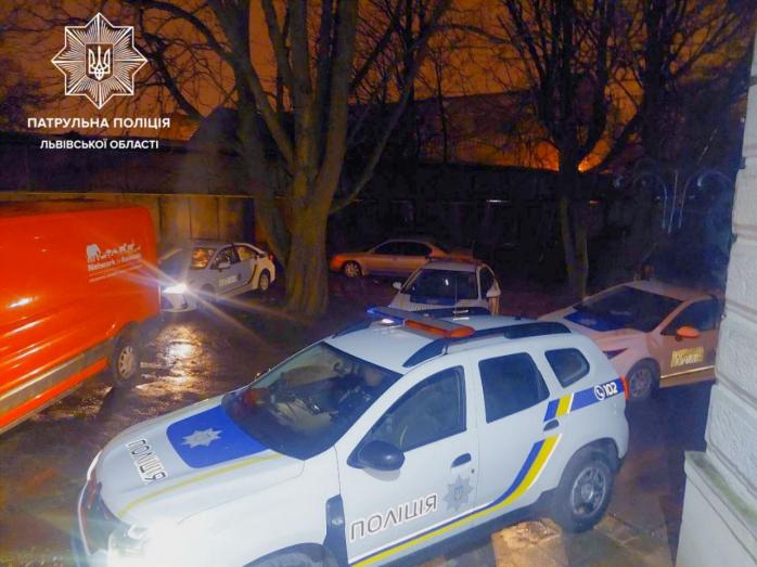 Возле больницы во Львове патрульные авто с задержанными пьяными водителями образовали очередь