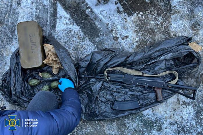 Поблизу Києва знайшли схрон з російською зброєю та вибухівкою