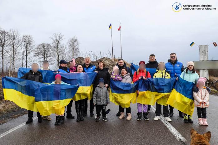 Украина вернула домой 11 детей. Фото: Дмитрий Лубинец