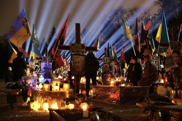 Світло для світу - до річниці вторгнення рф у Львові над могилами українських бійців запустили промені пам'яті (ФОТО)