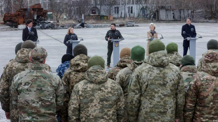 Зеленский привез лидеров стран-партнеров в Гостомель, где два года назад встретили российский десант