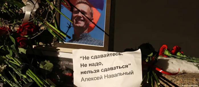 Похорон Навального - ритуальні служби відмовляються везти тіло, на цвинтарі з'явилися антени для глушіння зв'язку