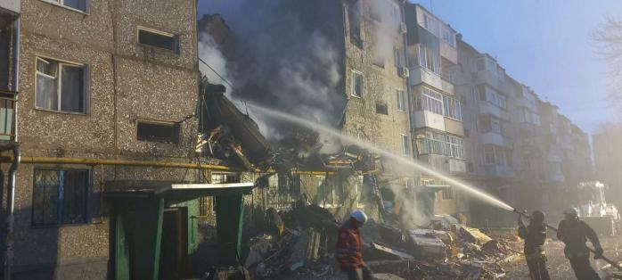 У Сумах росіяни влучили "шахедом" у п’ятиповерхівку, зруйновано 15 квартир, є загиблі