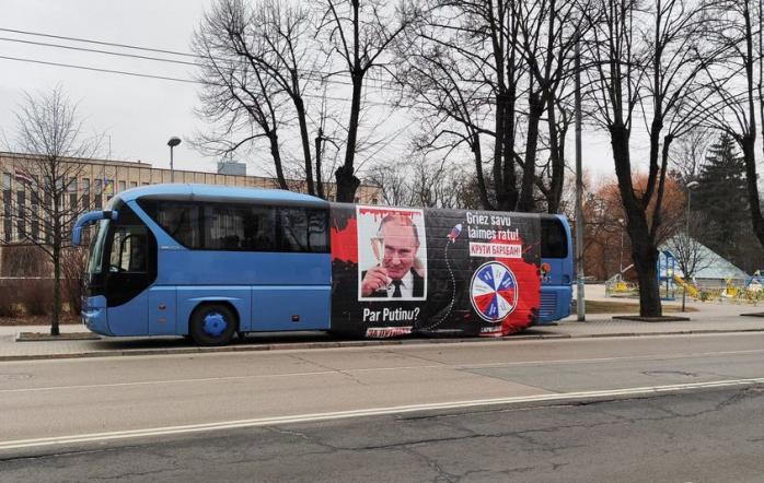 Возле посольства рф в Риге поклонникам путина предлагают на автобусе отправиться в Челябинск, Пермь или Омск