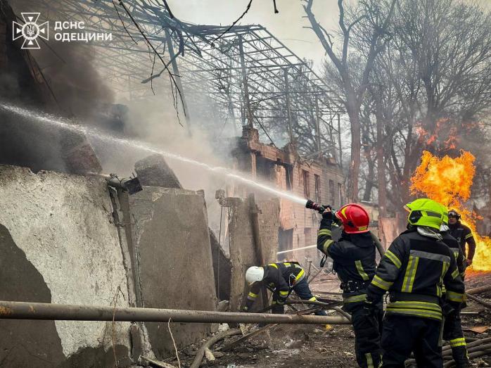 В Одесі закінчили рятувальну операцію на місці балістичного удару рф, де загинуло 20 людей