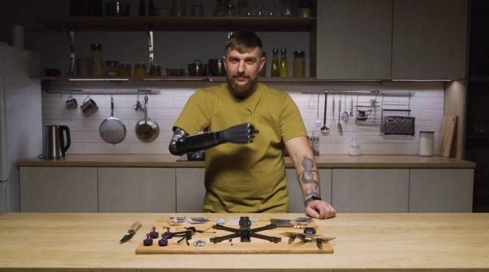 Військовий з протезованою рукою з нуля збирає FPV-дрони на власній кухні