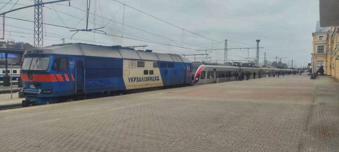 "Укрзализныця" сообщила список поездов, которые опаздывают из-за ракетной атаки