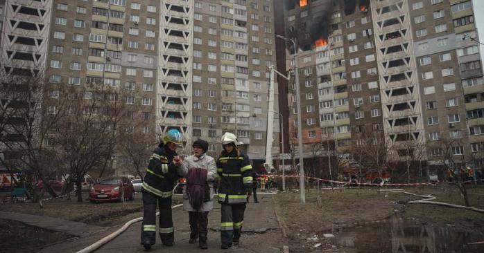 Враг ударил по многоэтажкам в Харькове, есть погибшие и раненые. Фото: