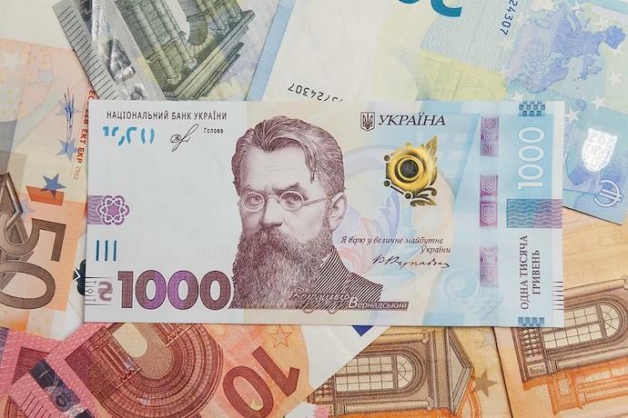 Нацбанк аналізує можливість прив’язати курс гривні до євро замість долара