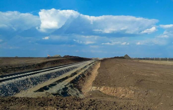 Россияне строят железную дорогу на оккупированных территориях. Фото: