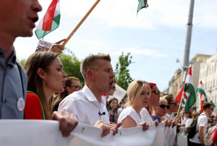 Море протестующих под парламентом Будапешта требовало отставки Орбана