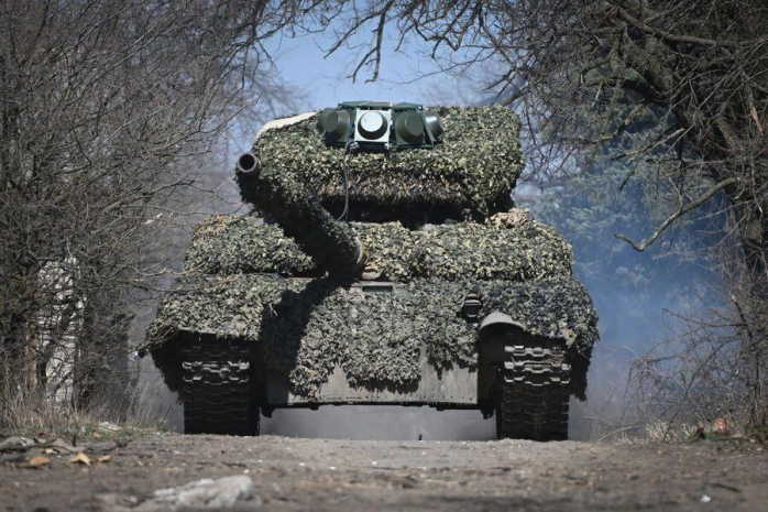 На російських танках помічено нові комплекси РЕБ