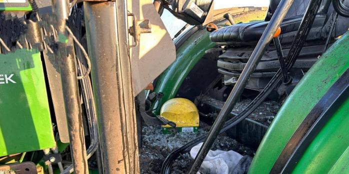 Последствия подрыва трактора на мине в Херсонской области, фото: Херсонская областная прокуратура
