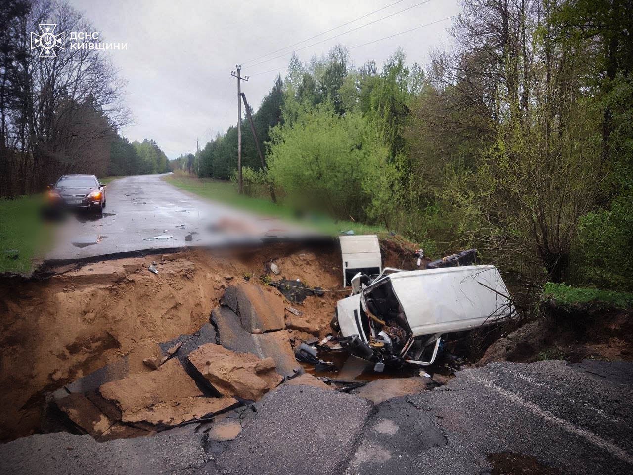 Мікроавтобус провалився під землю на Київщині. Фото: ДСНС