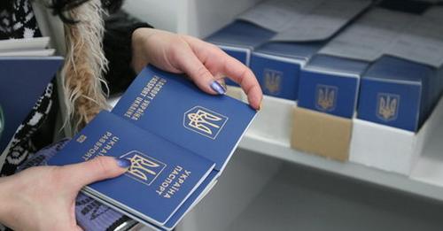 Понад 300 чоловіків заблокували паспортний сервіс ДП "Документ" у Варшаві