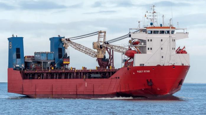 Китай дозволяє російському кораблю, що возить зброю з КНДР, переховуватись у своєму порту 