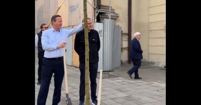 Девід Камерон посадив дерево у Львові, скріншот відео