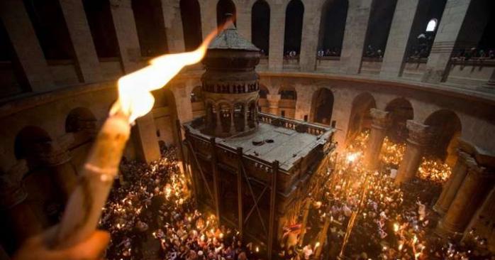 Схождение Благодатного огня произошло в Иерусалиме. Фото: