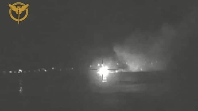 ГУР підтвердило знищення швидкісного катера росіян у Криму і показало відео атаки