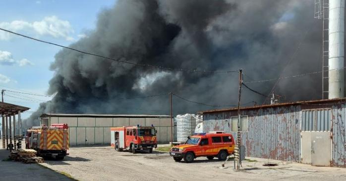 У Кропивницькому спалахнула пожежа на хімічному виробництві, фото: ДСНС