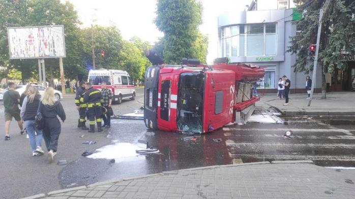 Тролейбус у Черкасах вʼїхав у пожежне авто і проїхав пів кварталу тротуаром