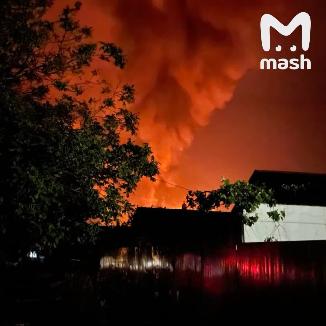 Нафтобаза в Краснодарському краї рф загорілася. Фото: Telegram-канал Mash
