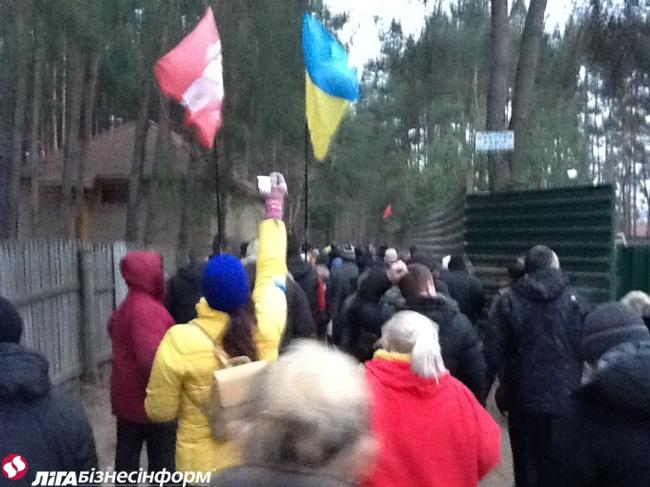 Учасники «автомайдану» пікетували маєток Захарченка (ФОТО)