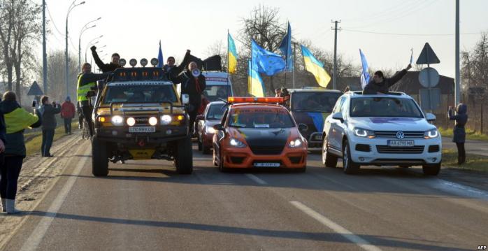 «Автомайдановцы» провели пикет возле имения Медведчука и вернулись в Киев