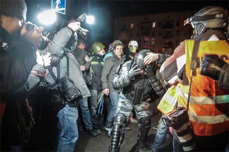 В МВД показали новую запись о столкновениях в Святошинском районе Киева (ВИДЕО)
