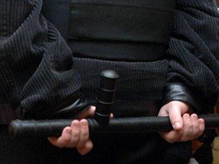 Закон Колесніченка та Олійника дозволяє судовим розпорядникам застосовувати кийки та наручники