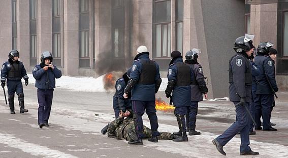 У Кривому Розі двоє чоловіків намагалися підпалити будівлю міськвиконкому