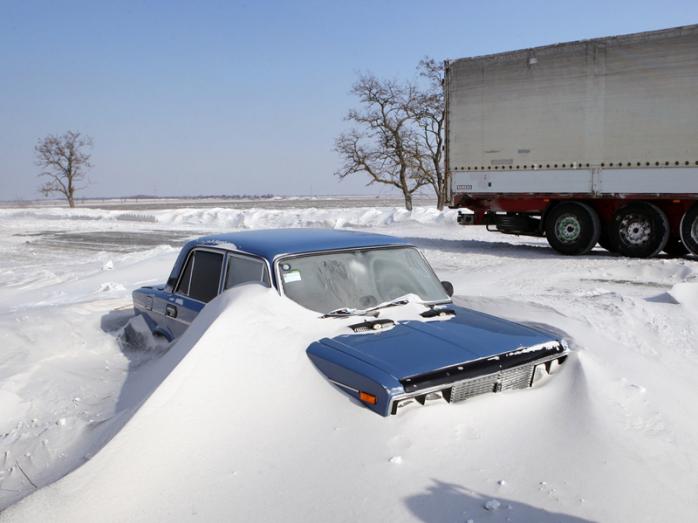 В Украине в сугробах застряли более 600 автомобилей