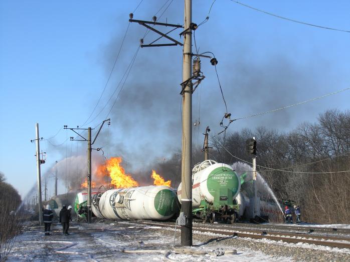 В Донецкой области спасатели ликвидировали пожар цистерн с пропан-бутаном