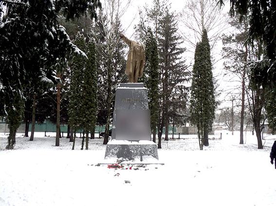 На Полтавщине обезглавили очередной памятник Ленину (ФОТО)