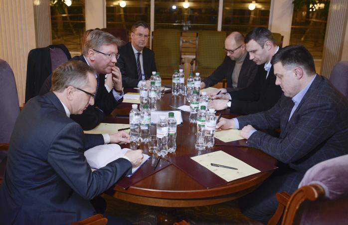 Лидеры оппозиции обсудили с Фюле пути преодоления кризиса в Украине