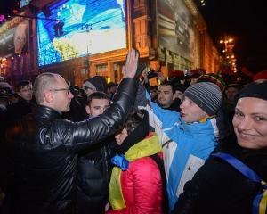 Яценюк оголосив, що мітингувальники залишаються на Майдані